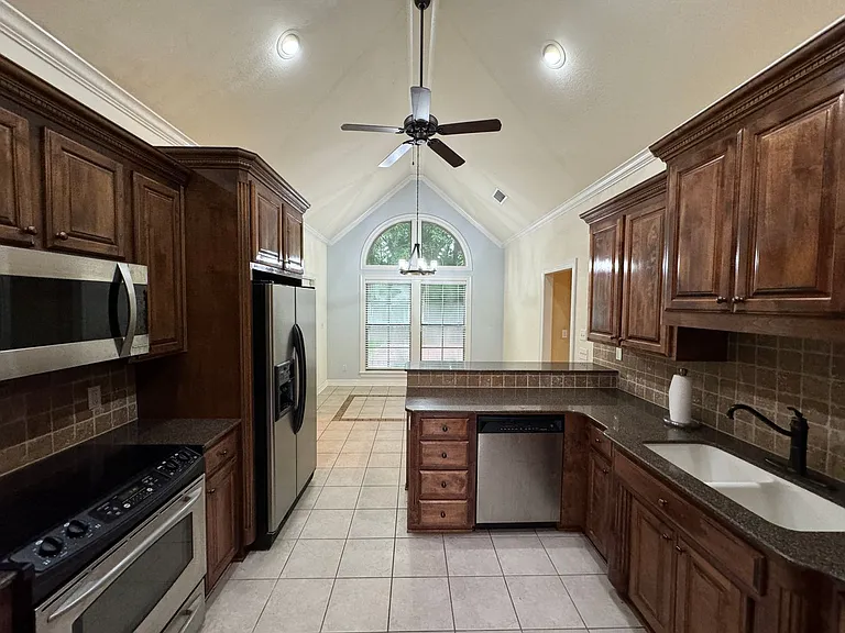 472 Grand Oaks Dr — Photo 3