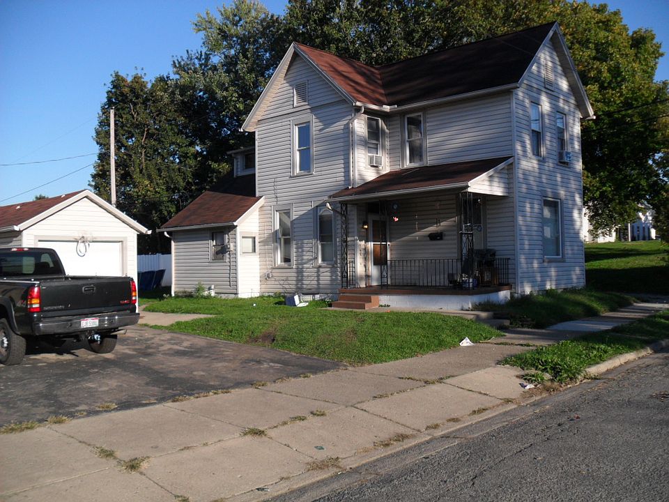off-street parking with 1 car detached garage 
