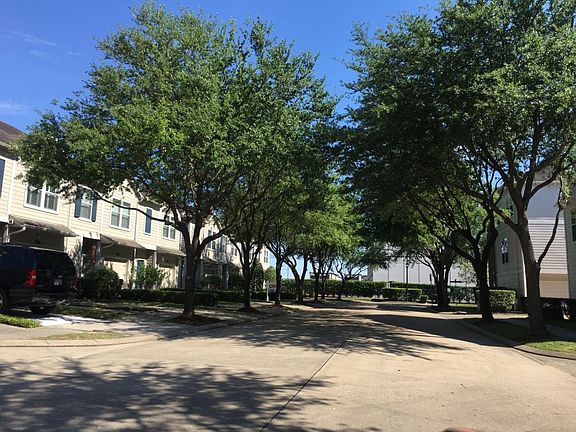 5th image of 923 W Heights Hollow Ln