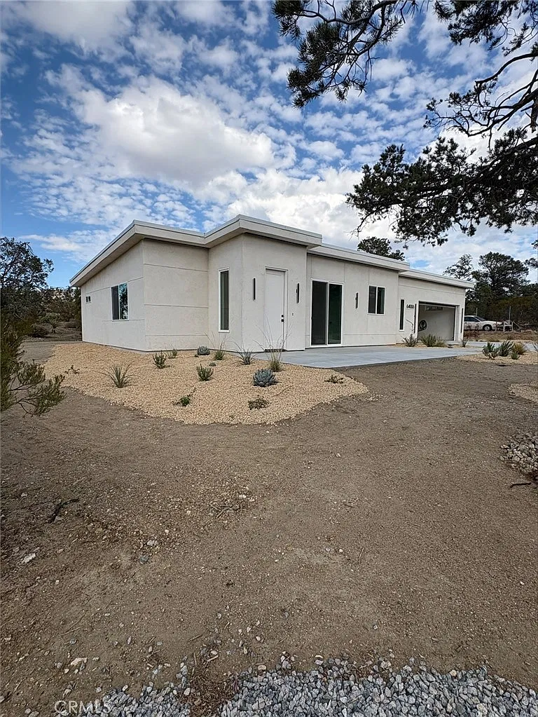 3 bed, 2.5 bath, 2557 sqft, $2,950 — Photo 2