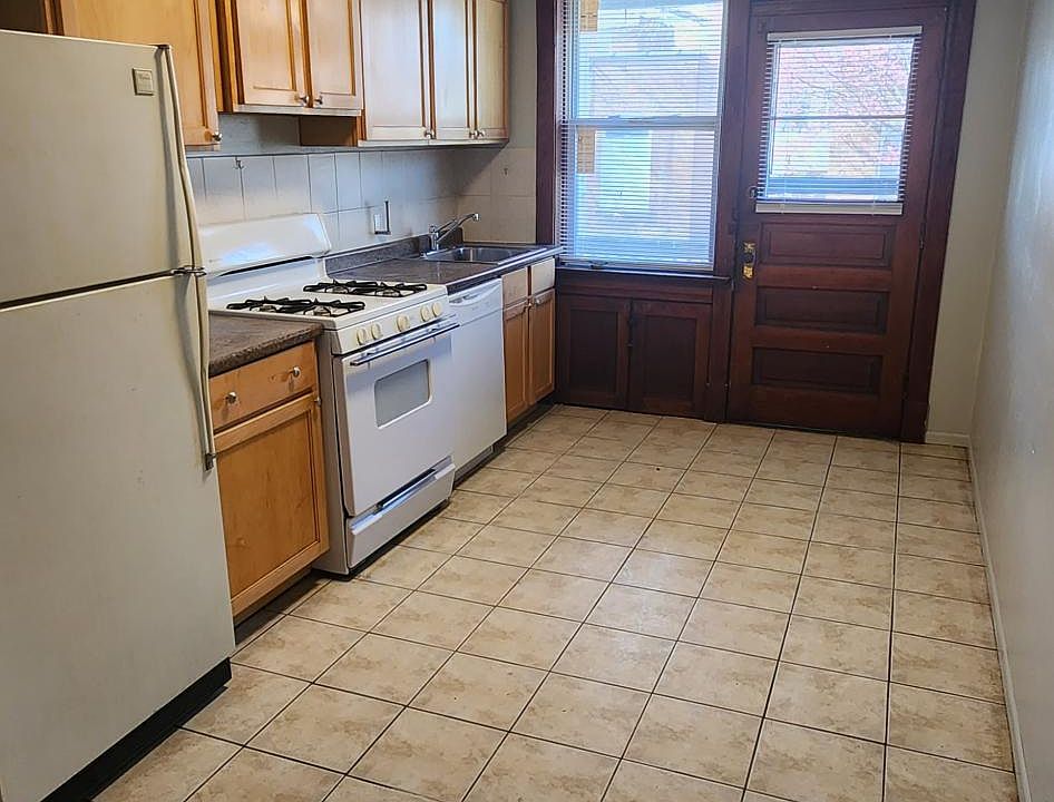 2nd image of 4509 S Grand Blvd