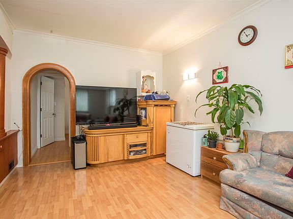 4th image of 2039 Turner St