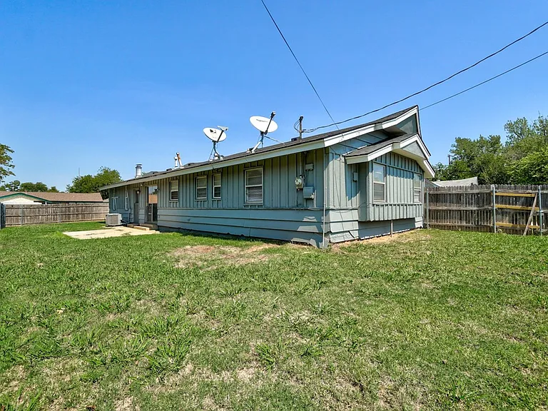 1401 Hampton Dr — Photo 42