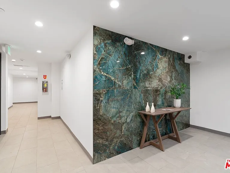 10918 Camarillo St #301 — Photo 15