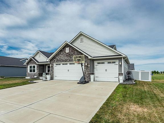 3rd image of 841 Tanzanite Ln