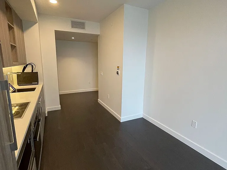 85 McMahon Dr #2015 — Photo 10