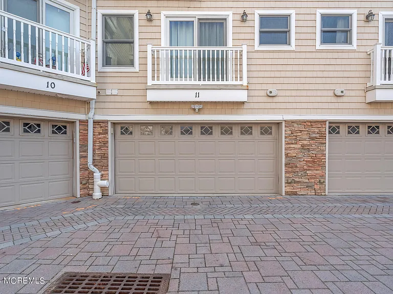 21 Blaine Ave #11 — Photo 5