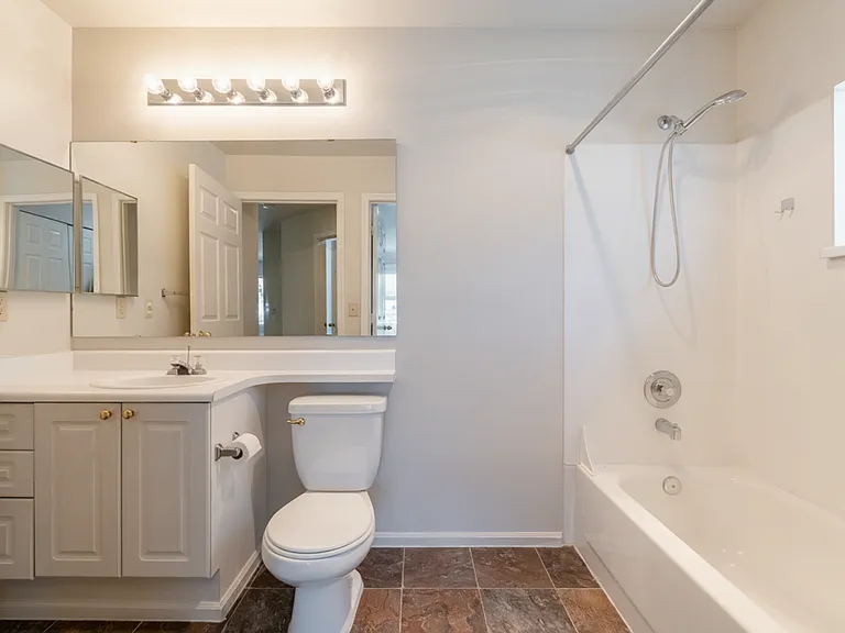 Bellevue Heights Apartments — Photo 17