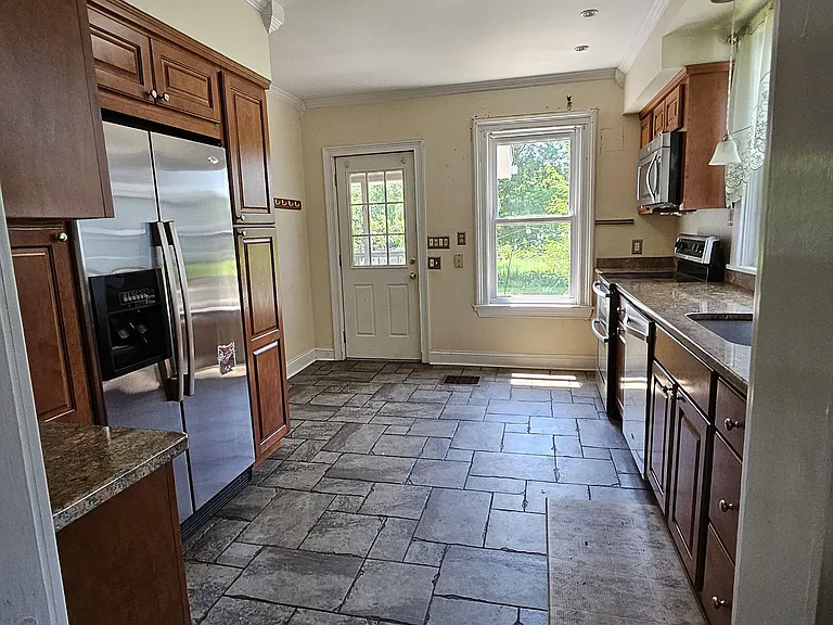 16 Sanford Ave — Photo 3