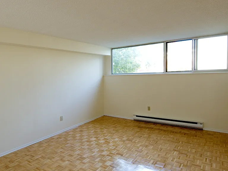 525 Saint Lawrence St — Photo 9