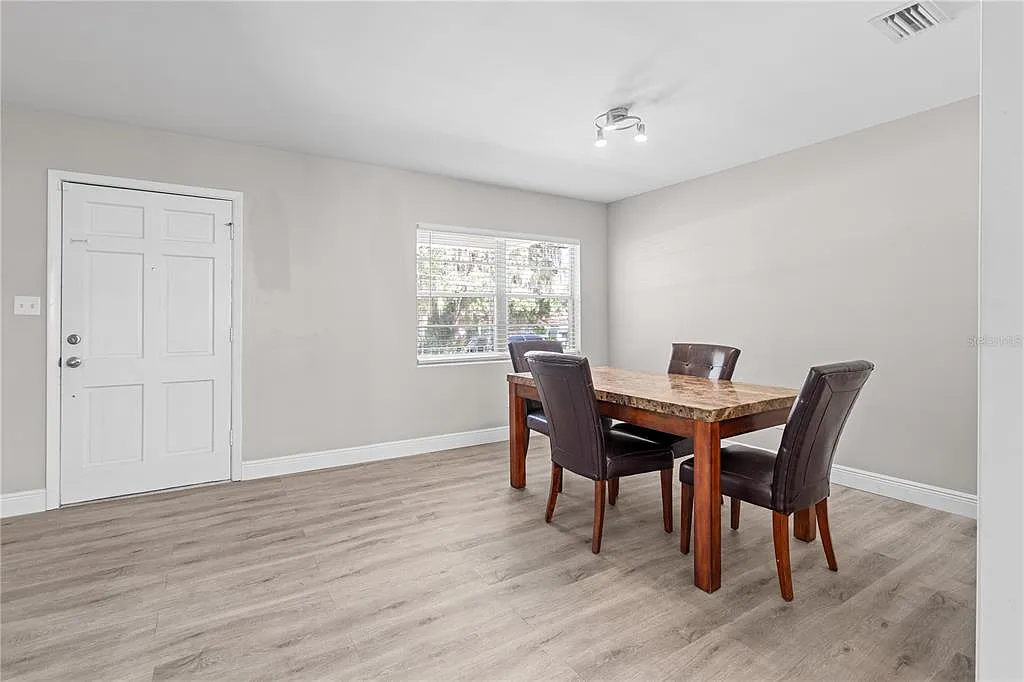 4 bed, 2.0 bath, 1996 sqft, $3,000 — Photo 4