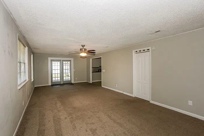 3 bed, 1.0 bath, 1500 sqft, $1,945 — Photo 4