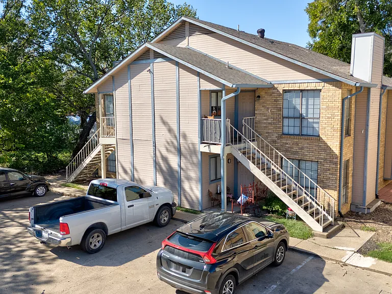 203 W Trinity St #C — Photo 14