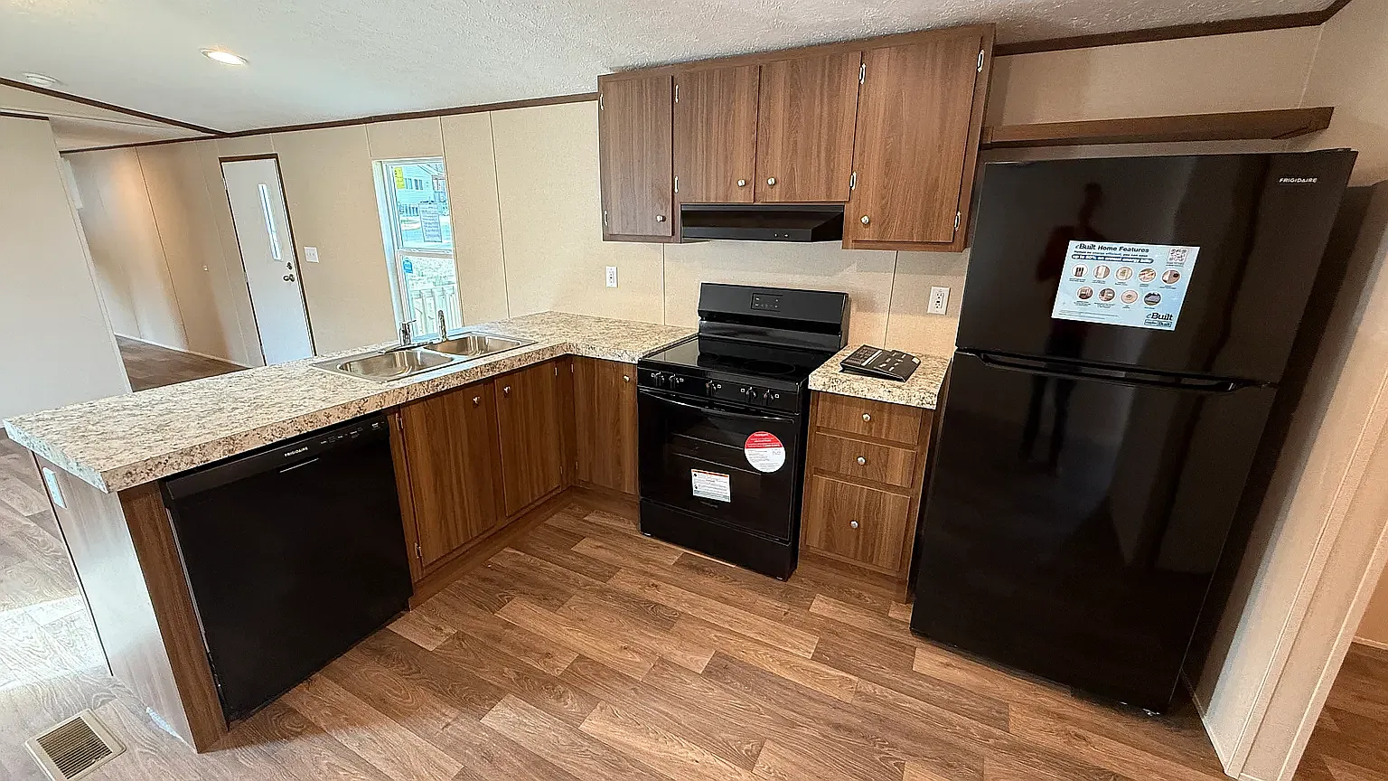 3 bed, 902 sqft, $950 — Photo 3