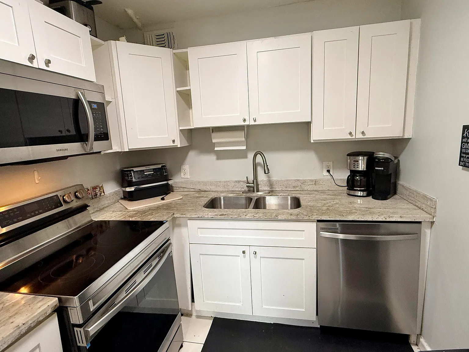 2 bed, 1.5 bath, 835 sqft, $3,000 — Photo 2