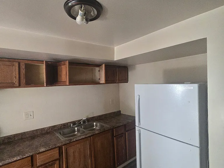 635 E Willow St #4 — Photo 12