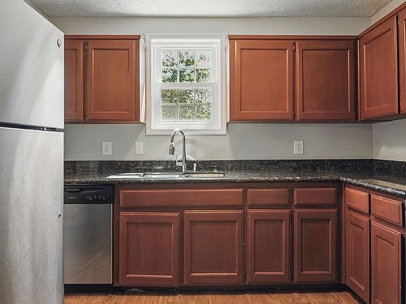 5th image of 208 Oak Grove Dr