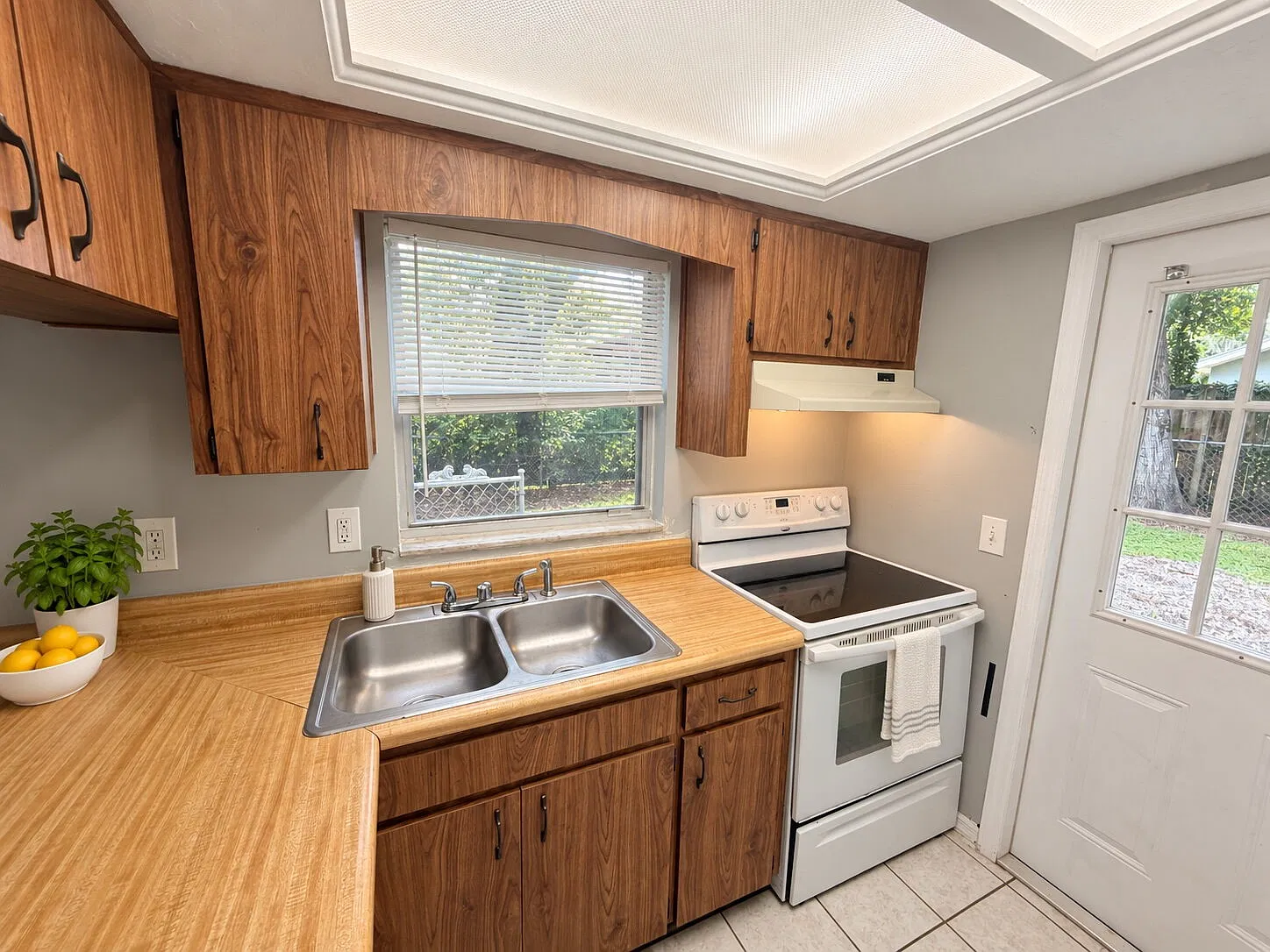 2 bed, 1.0 bath, 572 sqft, $1,375 — Photo 2