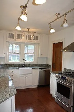 810 E 1st St — Photo 8