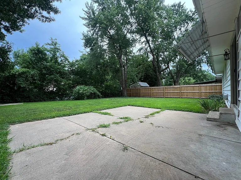 2250 S Virginia Ave — Photo 22