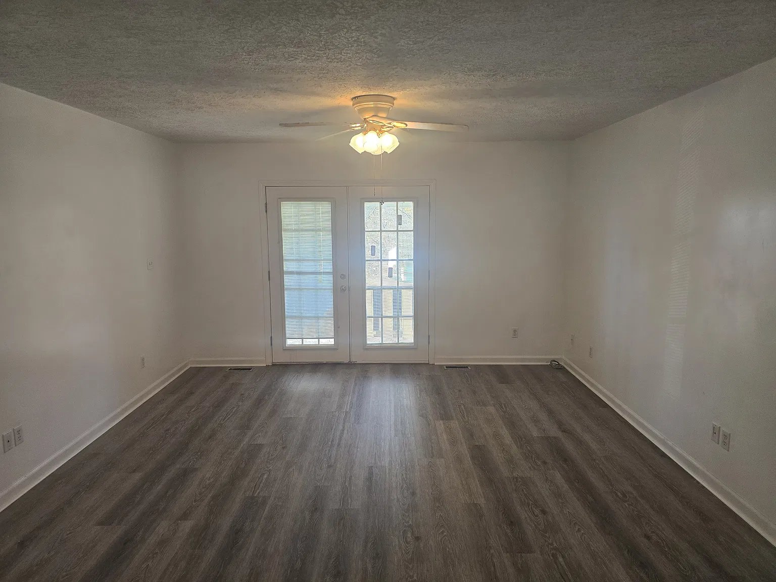 2 bed, 1.5 bath, 936 sqft, $850 — Photo 3
