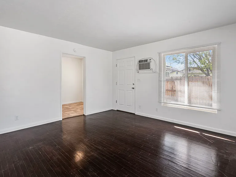1225 N Lincoln St — Photo 12
