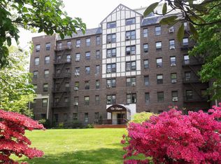 37 Brompton Rd APT 3B, Great Neck, NY 11021