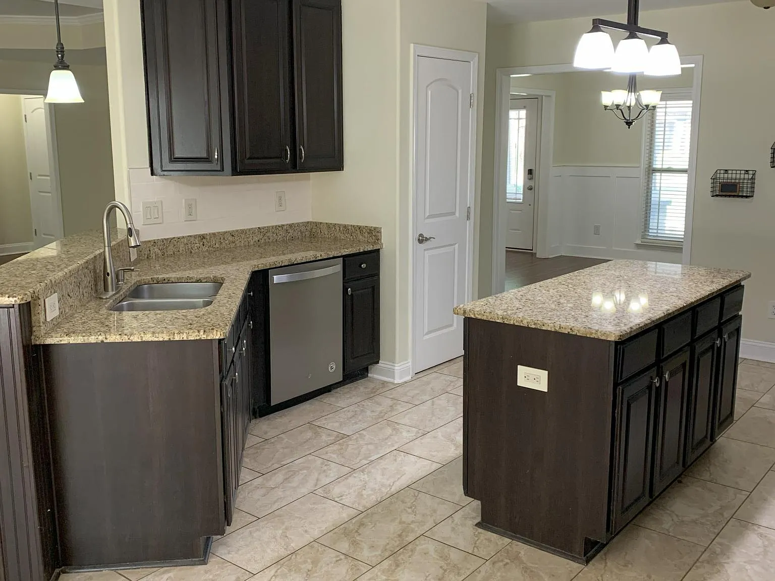 3 bed, 2318 sqft, $2,150 — Photo 4