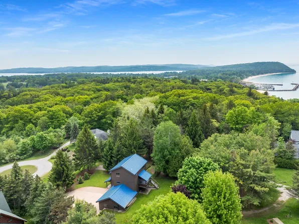 110 W Terrace Lane Cmns, Leland, MI 49654