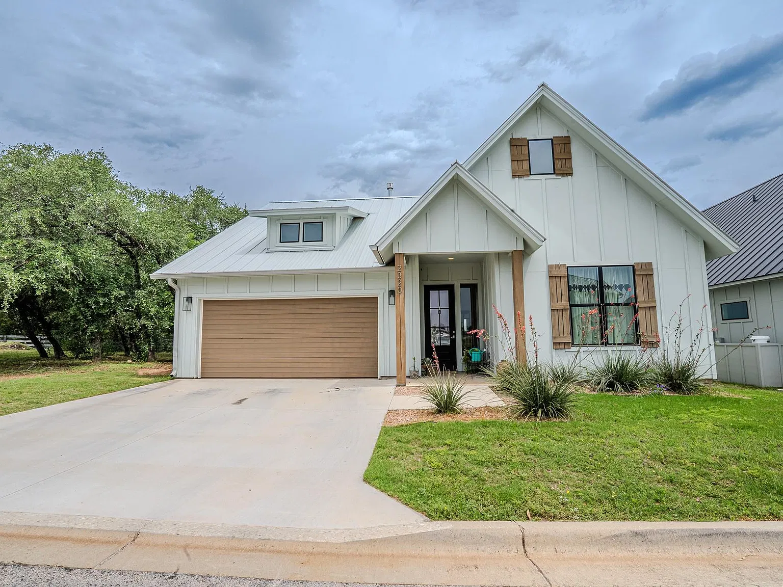 3 bed, 2.0 bath, 1637 sqft, $2,300 — Photo 1