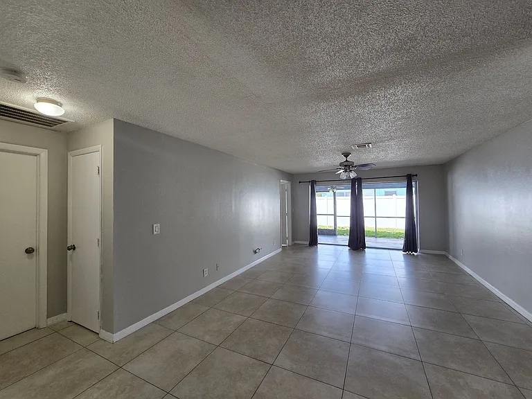 702 SE 47th St #4 — Photo 7