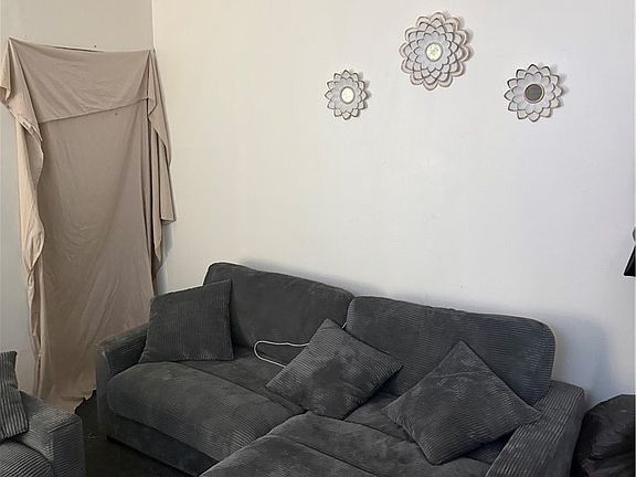 4th image of 1117 Hall St