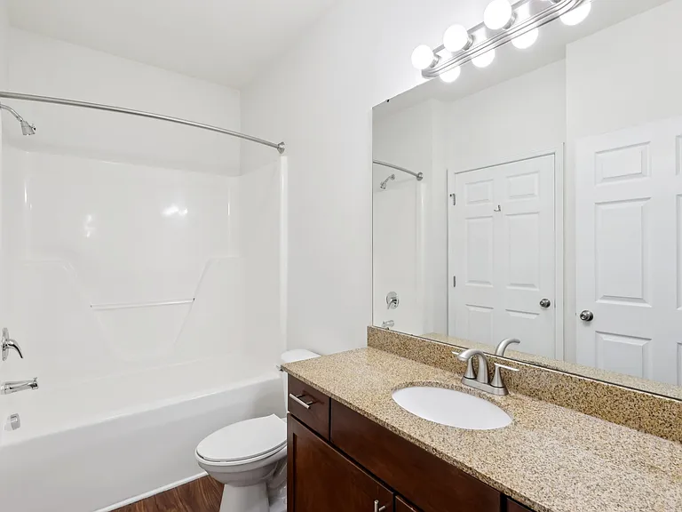 Catherine 36 Apartments — Photo 12