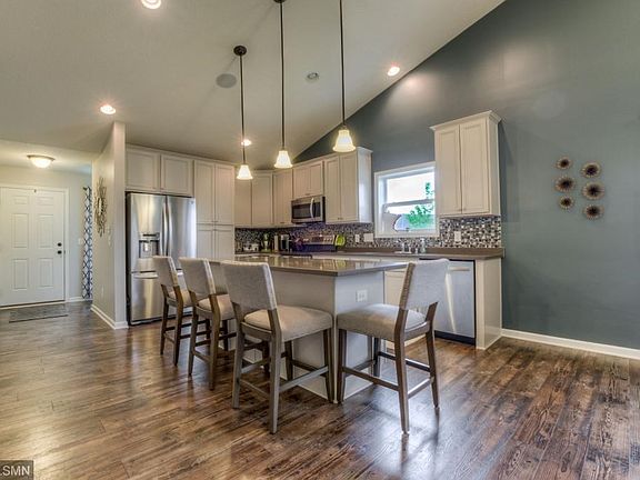Upgraded Kitchen, giant center island!