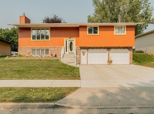 928 Senate Dr, Bismarck, ND 58501