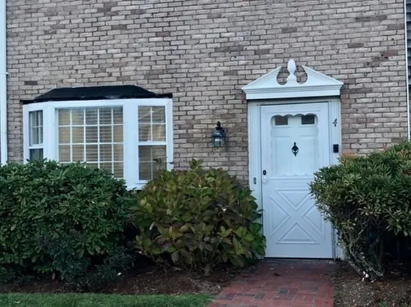 4 Louisburg Sq #4, Barnstable, MA 02630