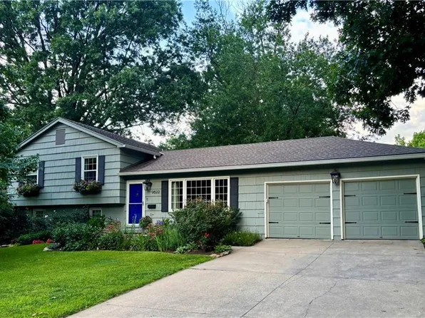 9622 England Dr, Overland Park, KS 66212