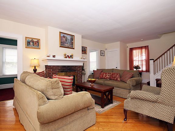 3rd image of 121 Reynolds Pl