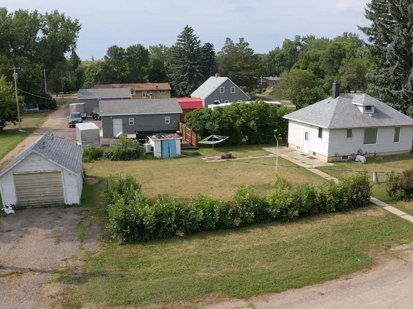 221 Garfield Ave W, Carpio, ND 58725