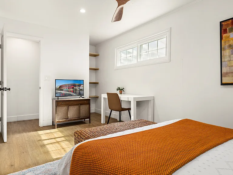 11008 Mansel Ave — Photo 16