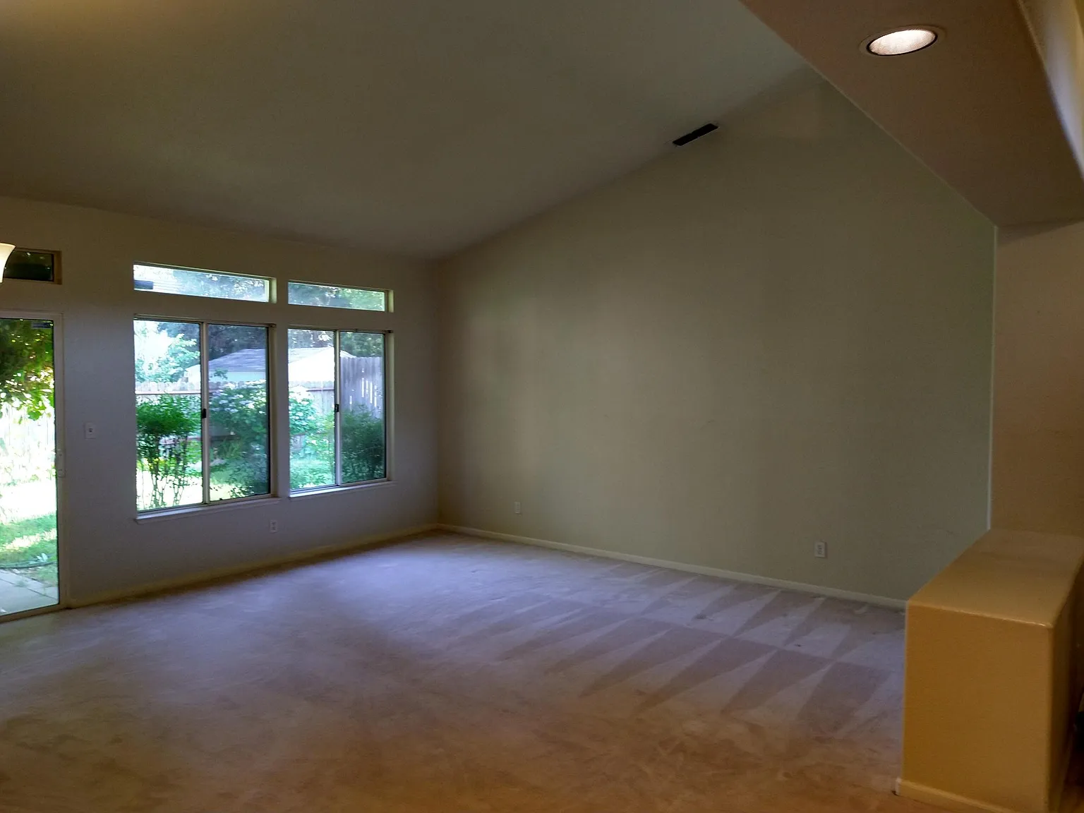 4 bed, 2343 sqft, $2,575 — Photo 2