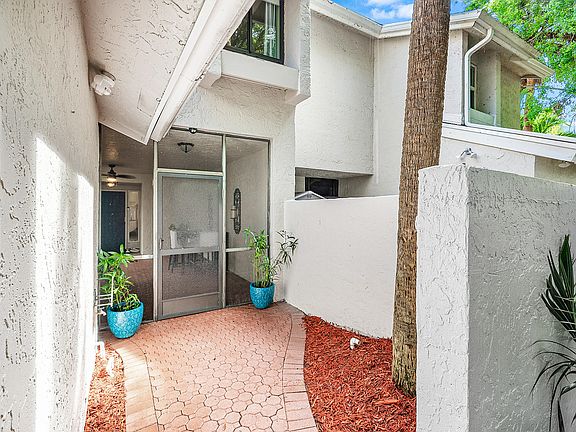 3rd image of 6595 Parkview Drive #D