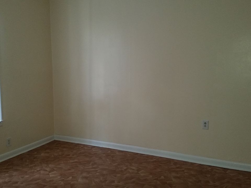 2nd image of 573 Louis St APT B