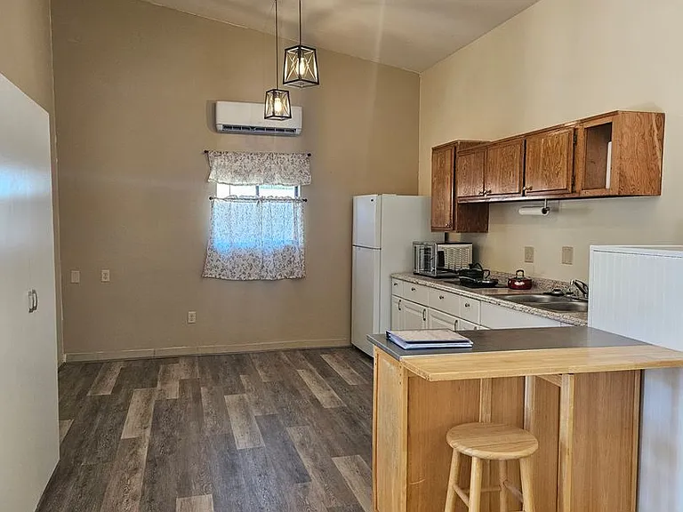 1201 W Jones Creek Rd — Photo 3