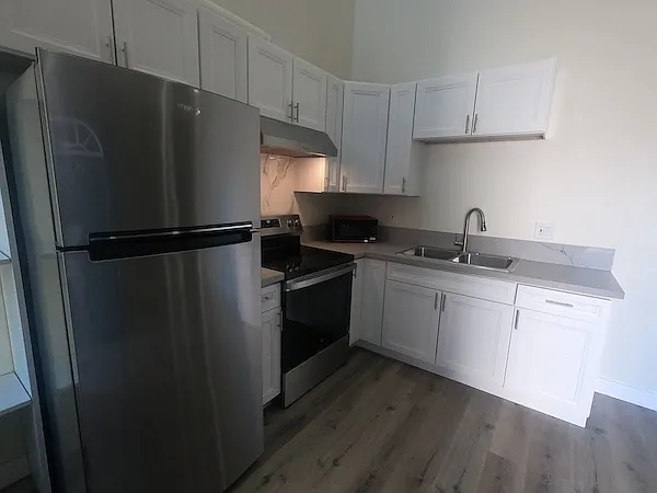 2 bed, 900 sqft, $2,595 — Photo 2