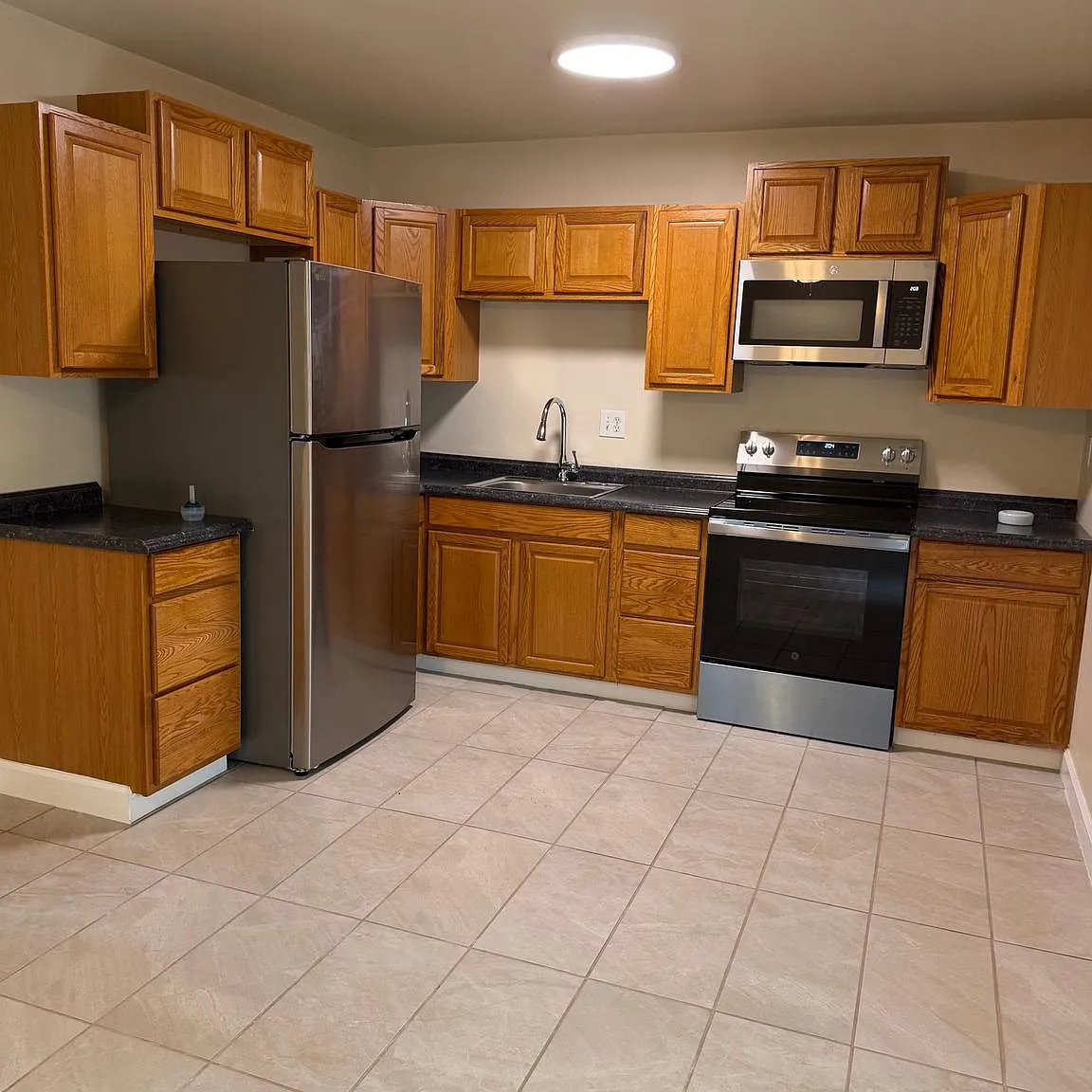 3 bed, 1.5 bath, 1240 sqft, $1,900 — Photo 2