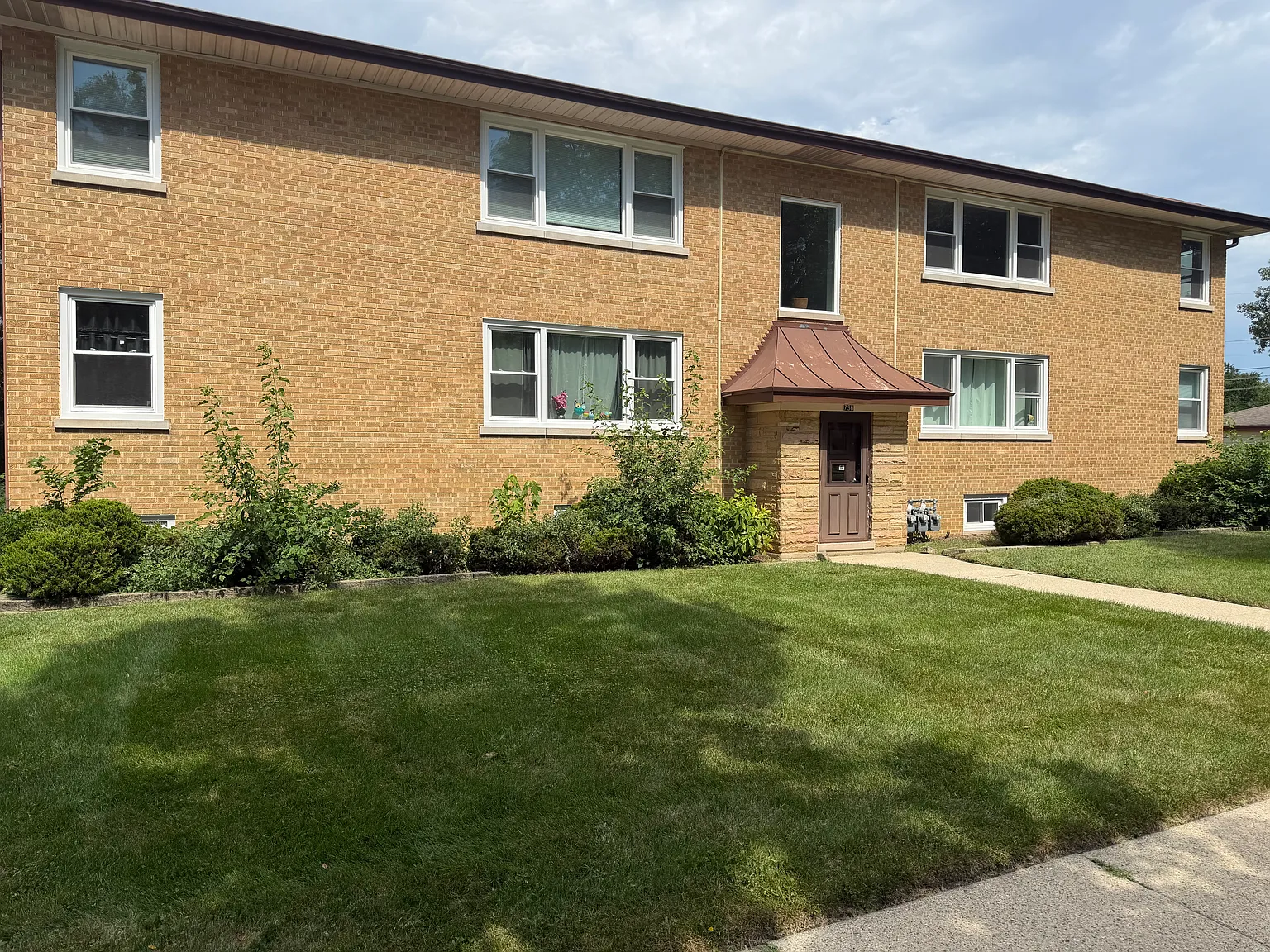 2 bed, 900 sqft, $1,699 — Photo 1