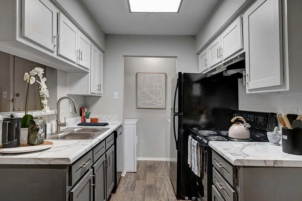 Emerald Place — Photo 2