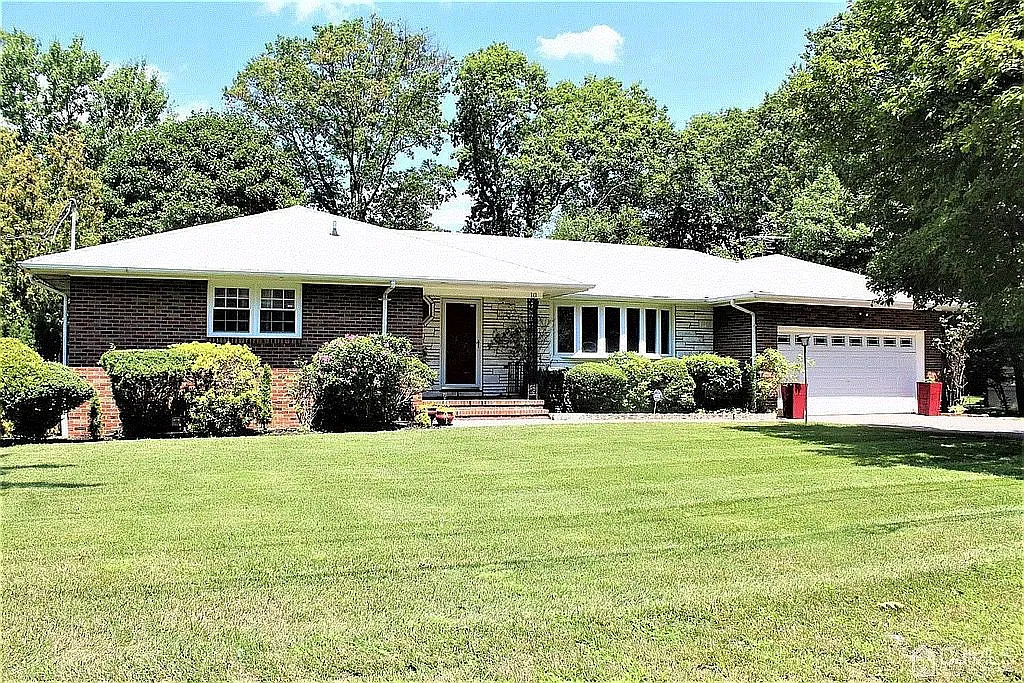 10 Turner Ave photo 1