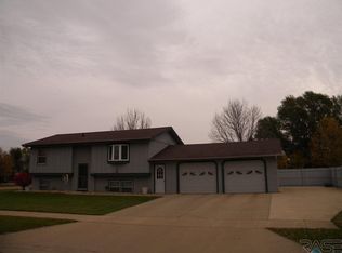 404 S Grant Ave, Madison, SD 57042